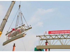 浦东机场四期工程迎来重要节点,航站区国际主楼钢屋盖全面开吊